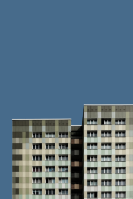 Wohnblock in Lichtenberg vor blauem Himmel Lino Albrechtsen - linoalbrechtsen.de