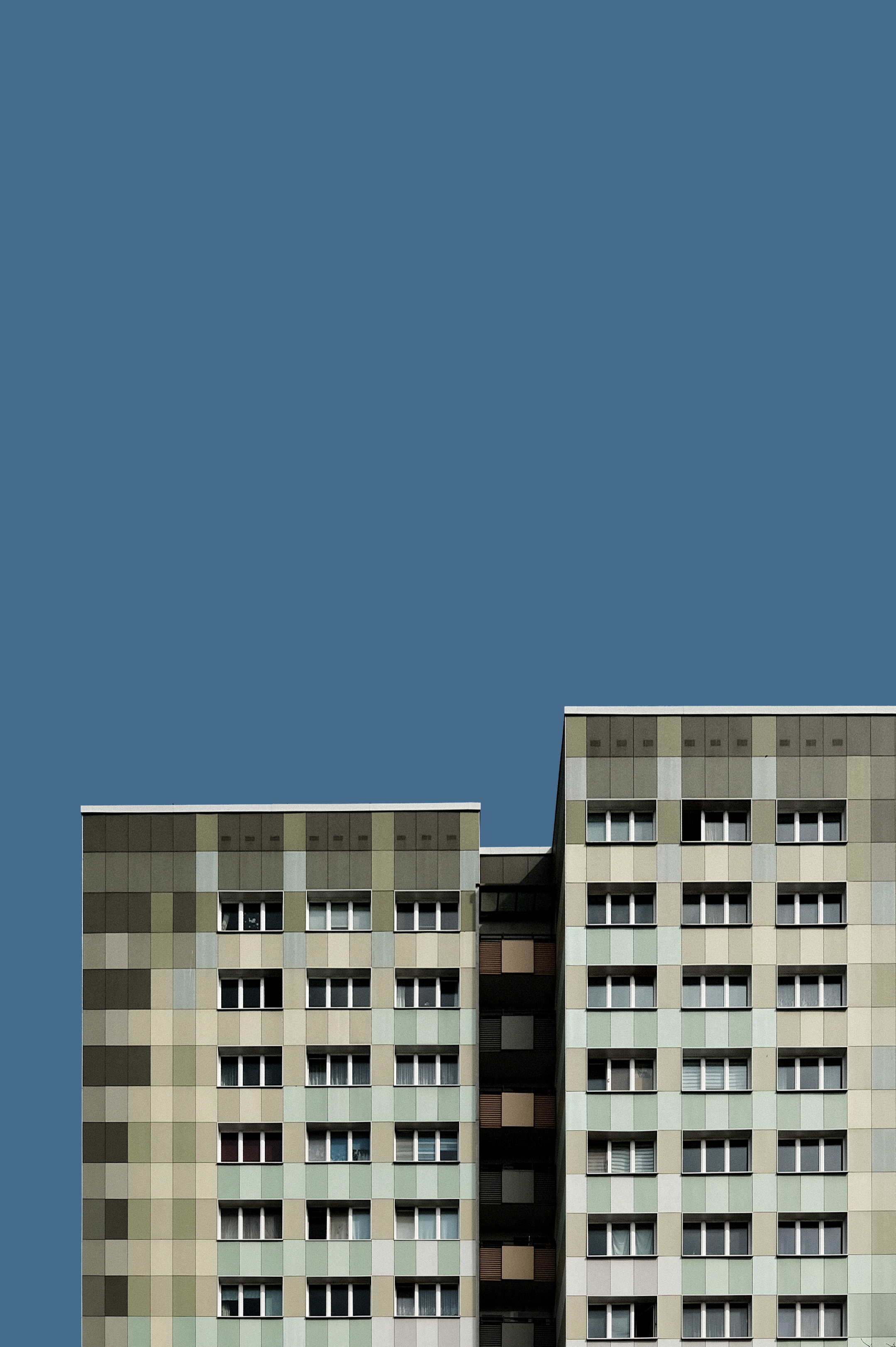 Wohnblock in Lichtenberg vor blauem Himmel Lino Albrechtsen - linoalbrechtsen.de