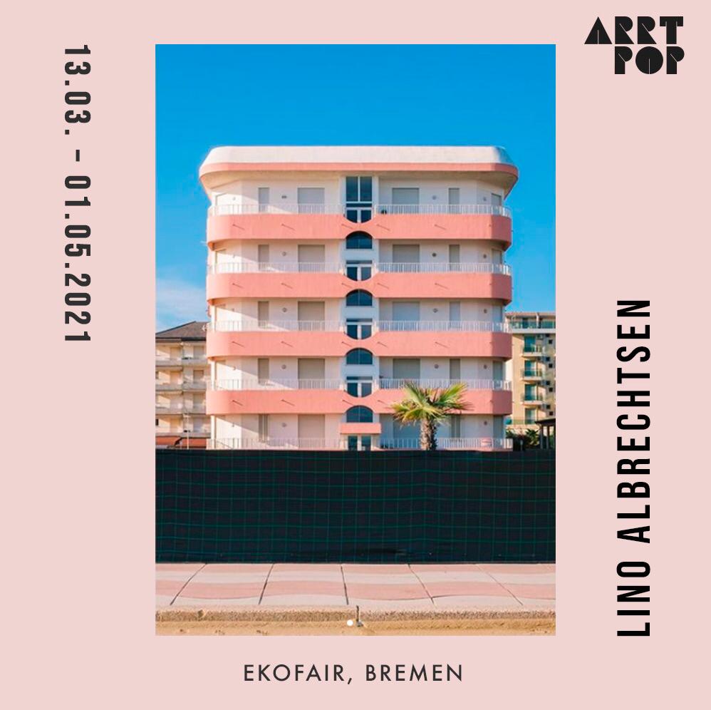 Werbepost von Fotoausstellung in Bremen, mit Abbildung eines Hotels in Italien vor blauem Himmel Lino Albrechtsen - linoalbrechtsen.de