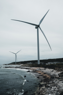 Foto von zwei Windkraftwerken an der Küsten von Hanstholm in Dänemark Lino Albrechtsen - linoalbrechtsen.de
