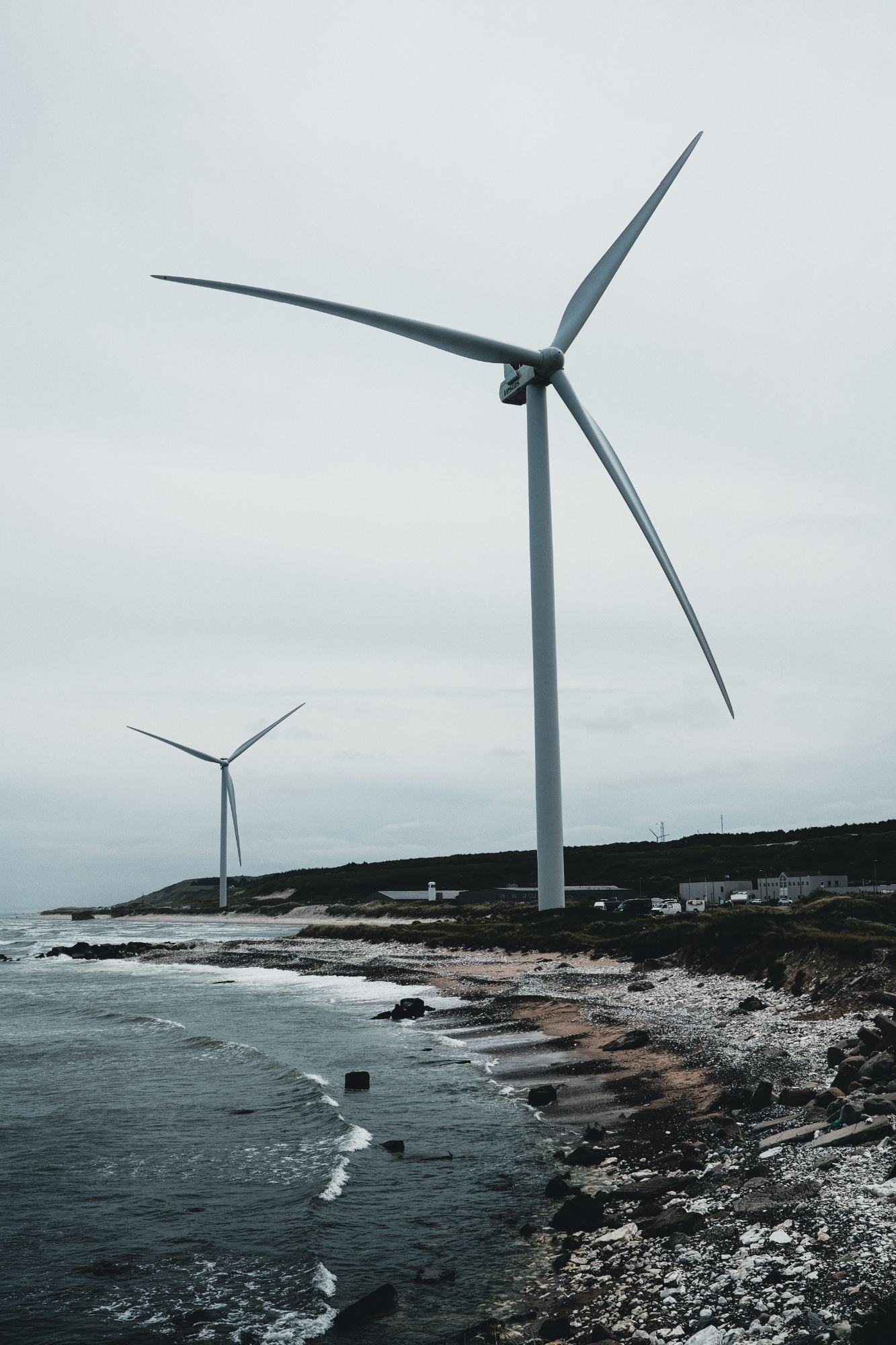 Foto von zwei Windkraftwerken an der Küsten von Hanstholm in Dänemark Lino Albrechtsen - linoalbrechtsen.de