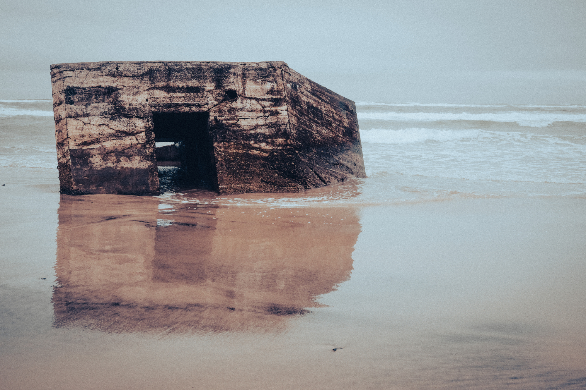 Bunker mit reflektion am Strand Lino Albrechtsen - linoalbrechtsen.de